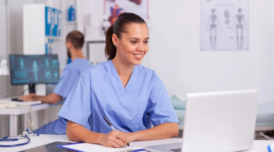 Importancia del Técnico en Documentación Sanitaria en Ucademy