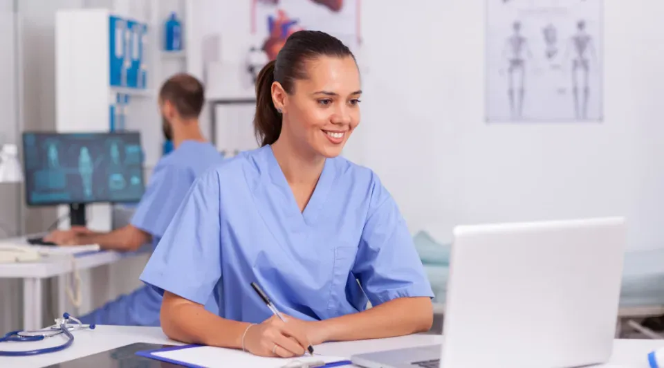 Importancia del Técnico en Documentación Sanitaria en Ucademy